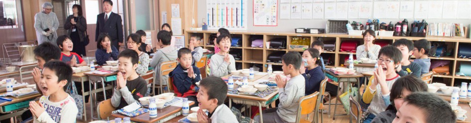 写真：給食を食べる小学生