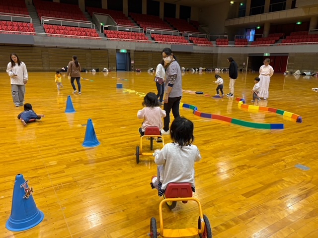 子育てサークル活動の様子（令和6年11月28日　ベイコム総合体育館（メインアリーナ））