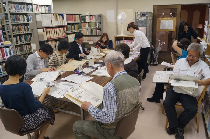 地域研究史料館にて古い市報から興味を惹く記事を切り出す作業