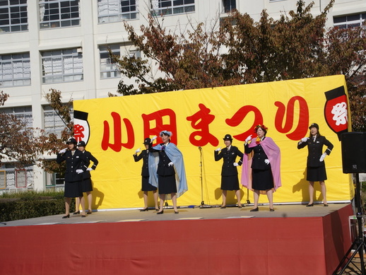 防災テーマのオリジナルソングを歌っている写真