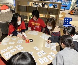 女子カード遊びの写真