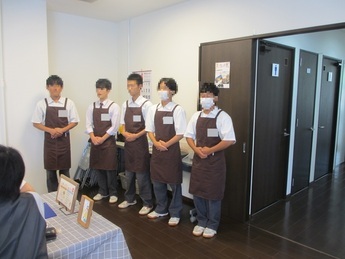 接客生徒の写真