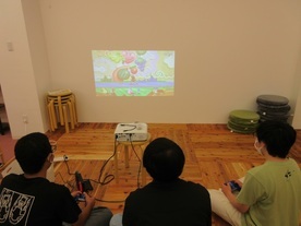 ゲームをする様子の写真