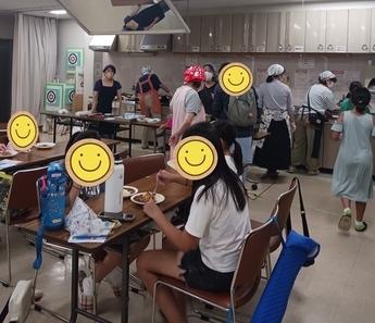 食事をする子どもたち