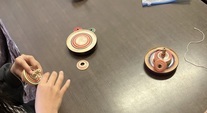 回るコマの写真
