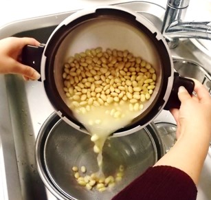 加熱後の大豆の写真