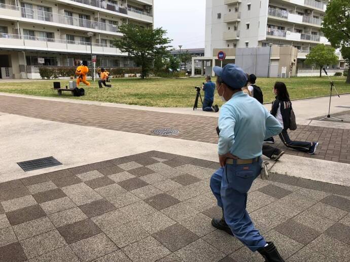 体操をする団地住民の方々