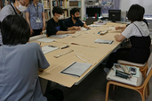 2024資料整理をする学生の写真