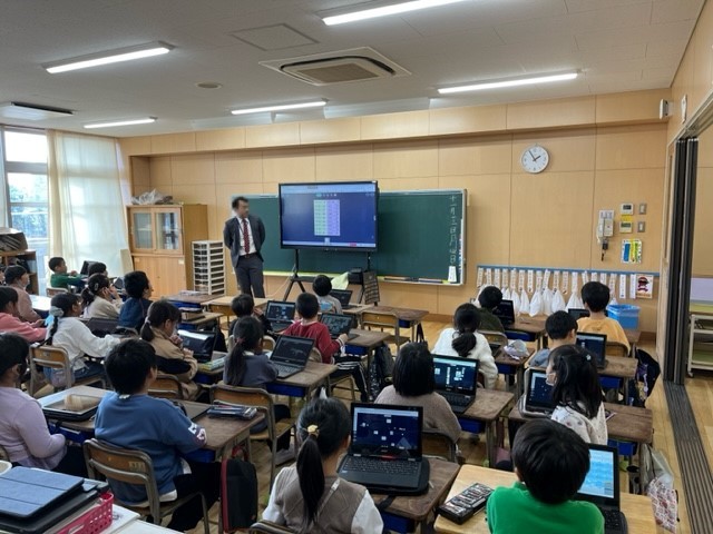 小学校で電子黒板活用した授業の様子