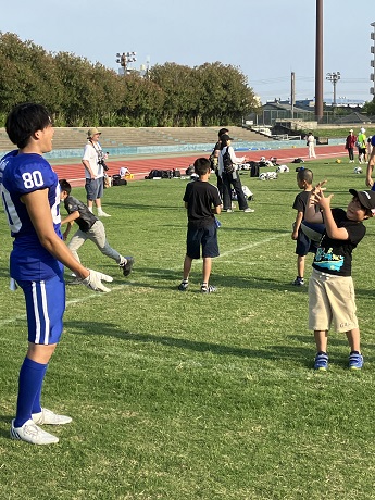 アメフト選手と子どもたちの写真