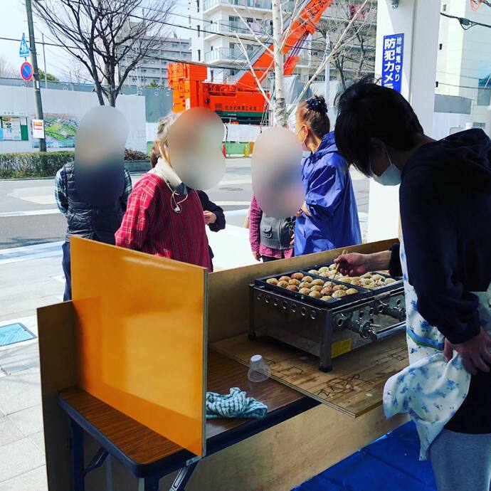 ふれあい喫茶の前で販売するたこ焼き