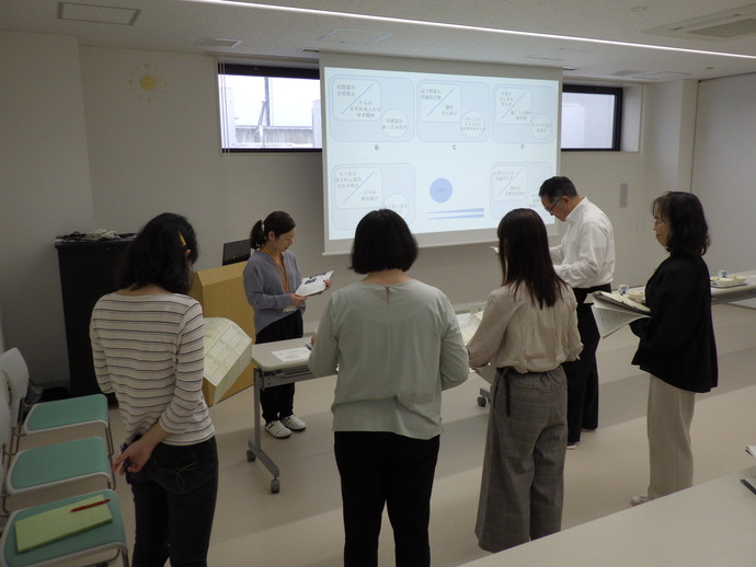 二次審査:栄養教諭が入選作品5点について審査員に説明している様子の写真