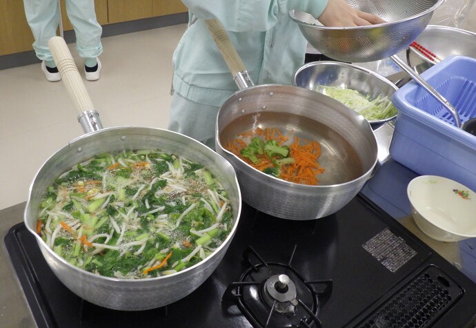 二次審査:給食調理写真（茹でているところ）