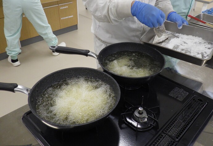 二次審査:給食調理写真（魚を揚げているところ）