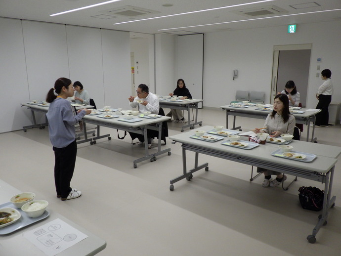 二次審査:入選作品5つの給食を試食、審査しているところ。