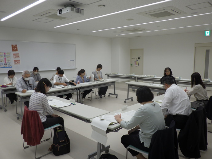 二次審査:入選作品5点の給食について審査している様子の写真。