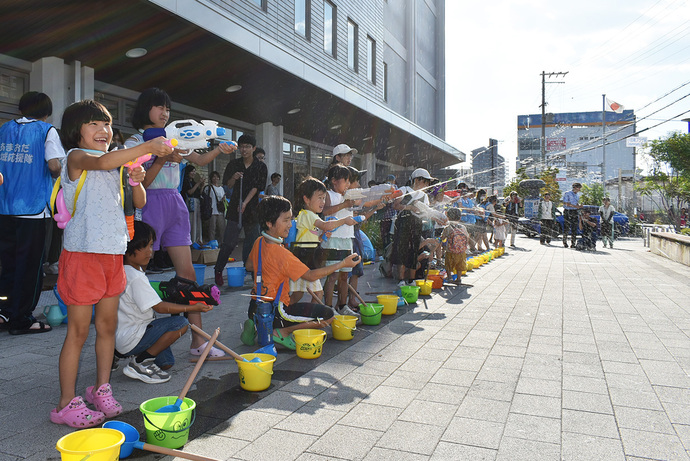 打ち水をしている画像