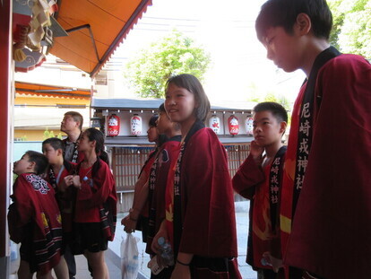 神社で参拝
