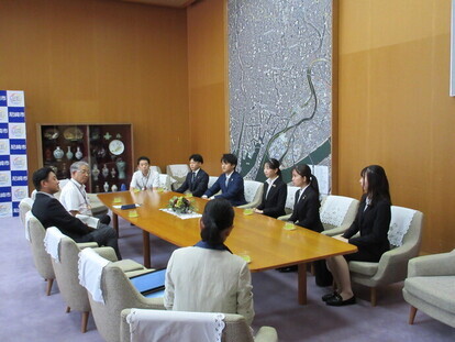 市長室にて