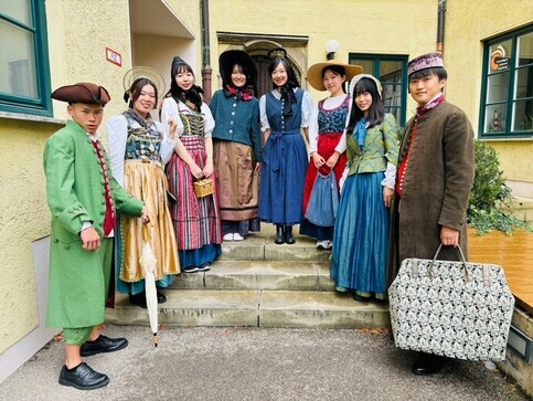 ドイツ伝統衣装で記念撮影