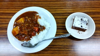 カレーとチョコブラウニーです