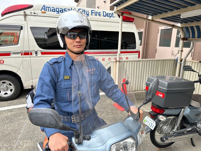 サングラスを着用しバイクに乗る消防職員