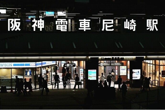 にぎわう駅