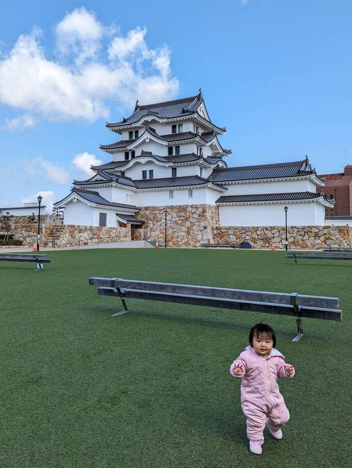 尼崎城に見守られ