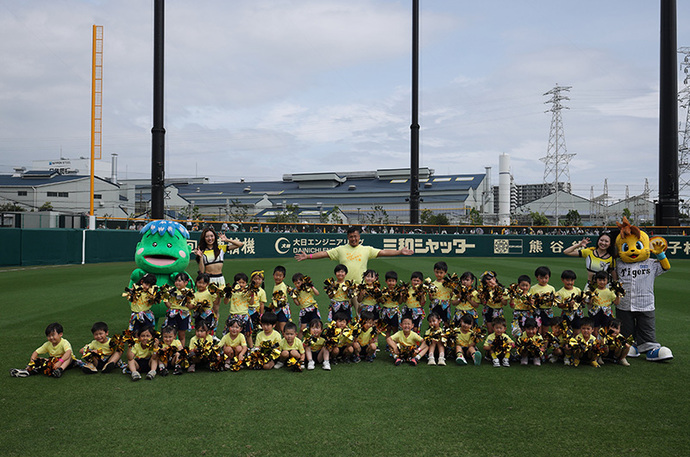 SGLスタジアム内で試合5回裏終了時に行われた、コラッキーダンスタイムでの子どもたちによるダンス披露の様子