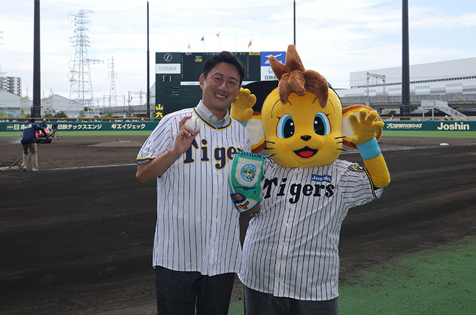 市長によるファーストピッチセレモニーの様子