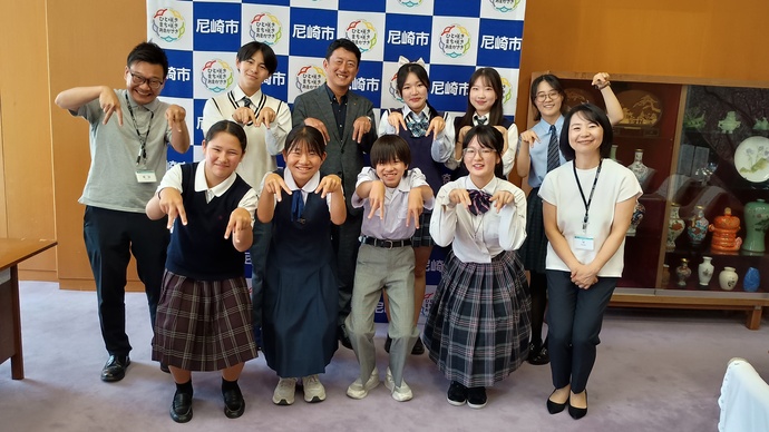 青少年使節団と市長の写真